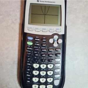 TI-84 Plus Graphing Calculator - Texas Instruments TI-84 Plus grafritande miniräknare i gott skick. Skärmen fungerar utmärkt och alla knappar är tydliga och responsiva. Perfekt för matematik, statistik och avancerade beräkningar. Inga synliga defekter eller slitage. Räknaren är uppdaterad med den senaste mjukvaran och har flera inbyggda program, bland annat för: 	•	Pythagoras sats 	•	PQ-formeln 	•	Linjär interpolation (räta linjen via matrismultiplikation)