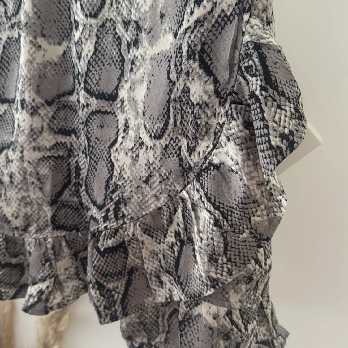 Grå kortkjol med ormmönster från Boohoo - 3