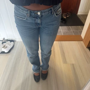 ljusblå raka jeans -  jeans i ljusblå tvätt med rak passform och låg midja. Jeansen har fem fickor, knappgylf och är tillverkade i slitstarkt bomullsjeans. Perfekta för en avslappnad och tidlös look. Passar både S och M