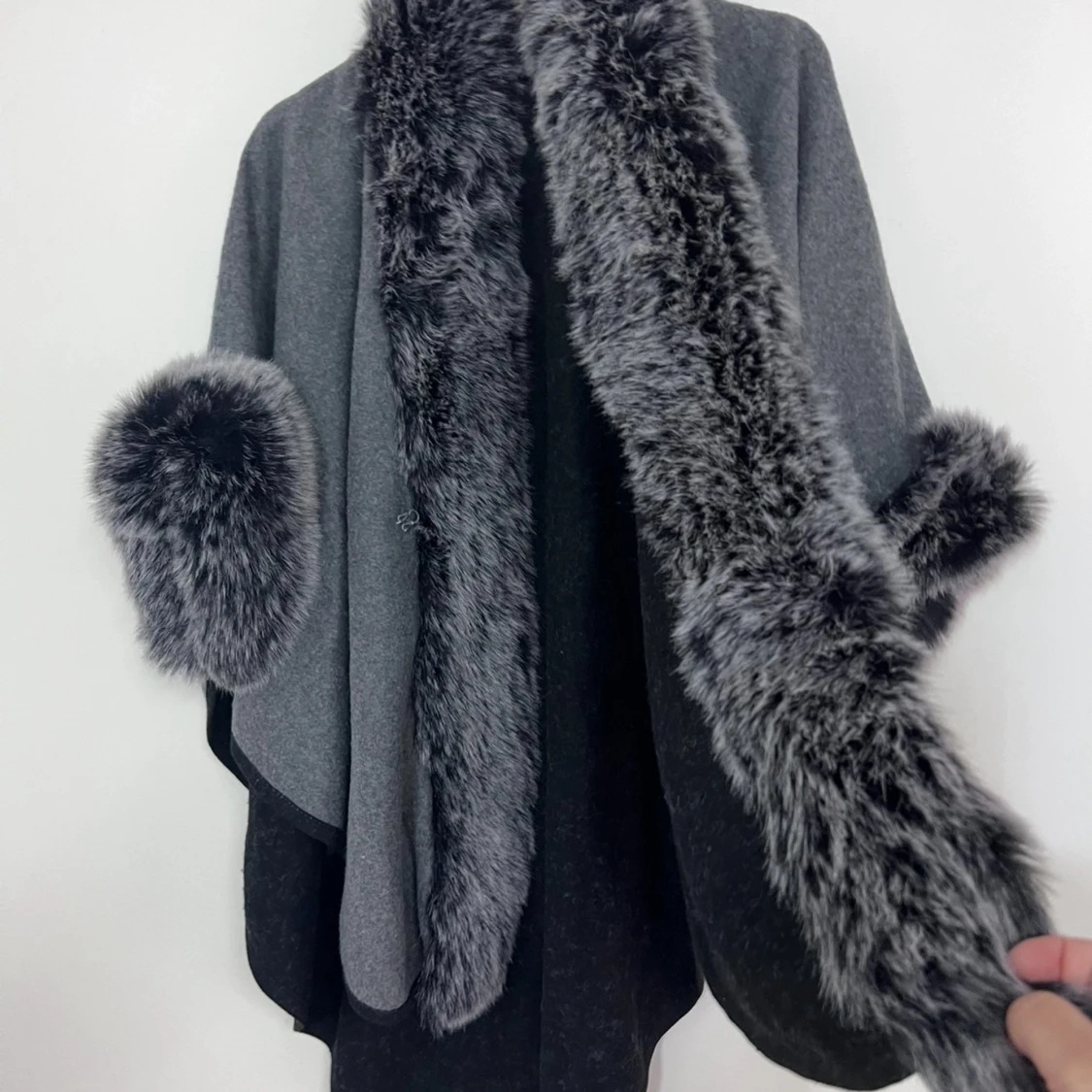 Grå kappa med fuskpälsdetaljer - 3