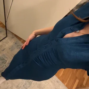 Blå långklänning med knappar - Snygg blå långklänning prislappen är kvar helt ny