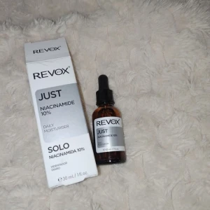 Serum - Helt ny Revox Just Niacinamide 10% är ett ansiktsserum i brun glasflaska med pipett. Kommer i en vit och silverfärgad kartong. Innehåller 30 ml och är perfekt för dig som vill ha en återfuktande och balanserande hudvårdsrutin. 