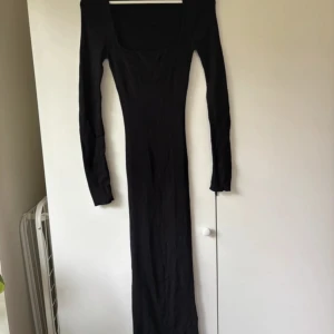 Lång ribbad klänning Gina  - Lång ribbad klänning Gina 