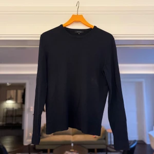 Mörkblå merinoullströja Paul & friends - Snygg mörkblå rundhalsad tröja från Paul & friends i 100% merinoull. Passar perfekt nu till höst och vintern. Tröjan är knappt använd och passar både S och M. Nypris 1600kr