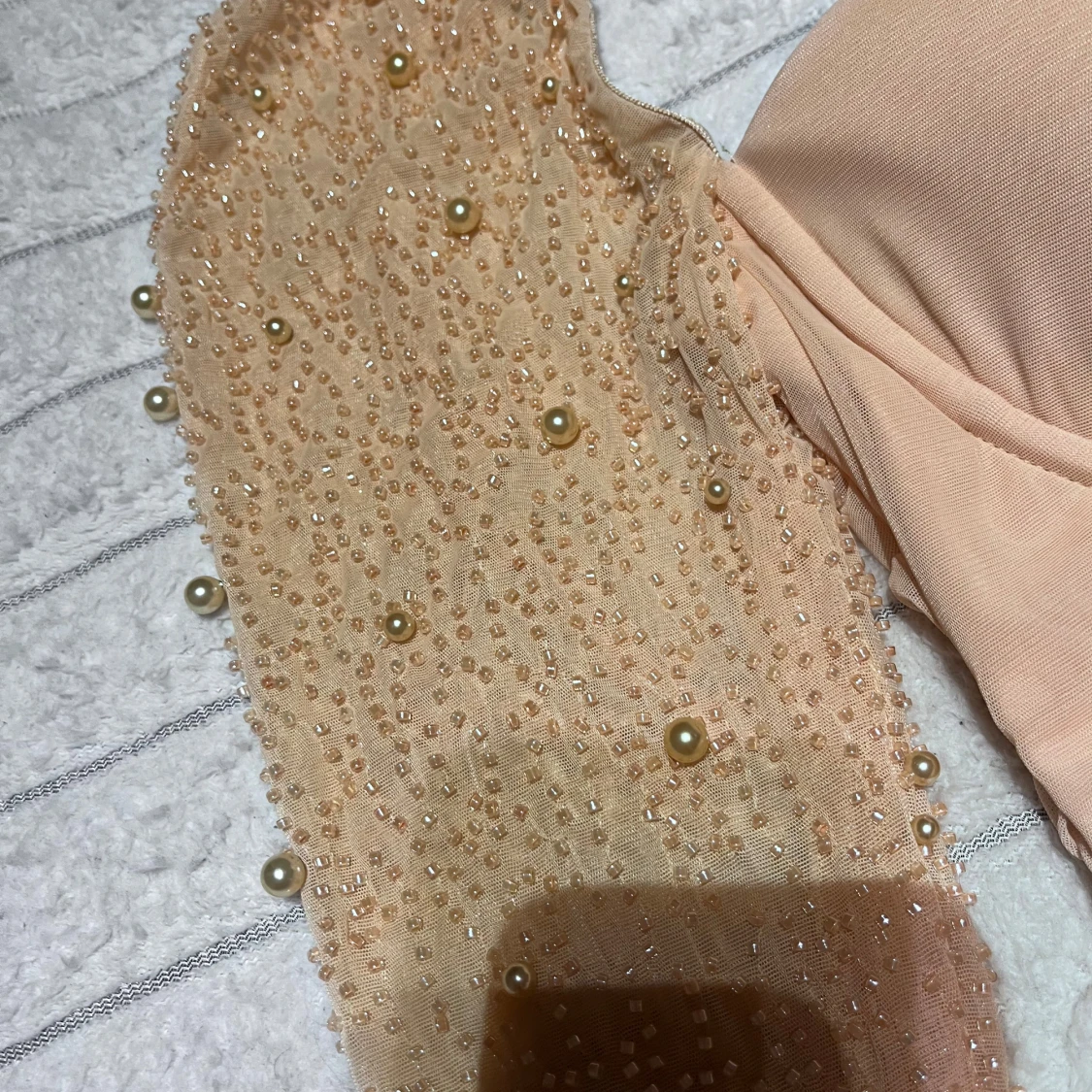 Champagnefärgad kort klänning med pärlor - 2