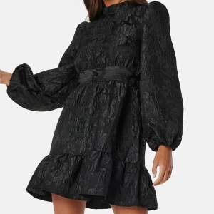 Svart klänning Vero Moda M - Svart kort klänning från Vero Moda med markerad midja och puffiga långärmar. Aldrig använd eller testad. Nypris 899kr. 