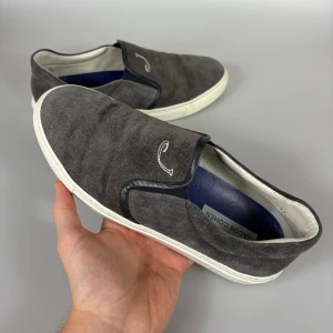 Jacob Cohen slip on - Ett par riktigt feta jacob cohen slip on skor i bra skick! Storlek 41 men kan även passa större. Hör av er vid frågor!