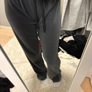 Grå mjukisbyxor  - Säljer dessa gråa mjuka mjukisbyxor i storlek S. Kommer ifrån Gina tricot. Använda flitigt då dessa är jättesköna men fortfarande mycket kvar av byxorna, man märker inget på att de är använda förutom en knut på snöret och att jag har klippt bort lappen bak. 😊🩶🩶