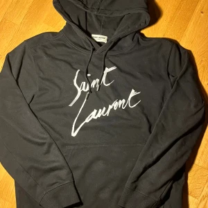 Saint Laurent hoodie - Säljer denna feta hoodie från Saint Laurent! Skitsnygg o perfekt nu t hösten🤩. Strl M. Hör av dig om du har några frågor!💯