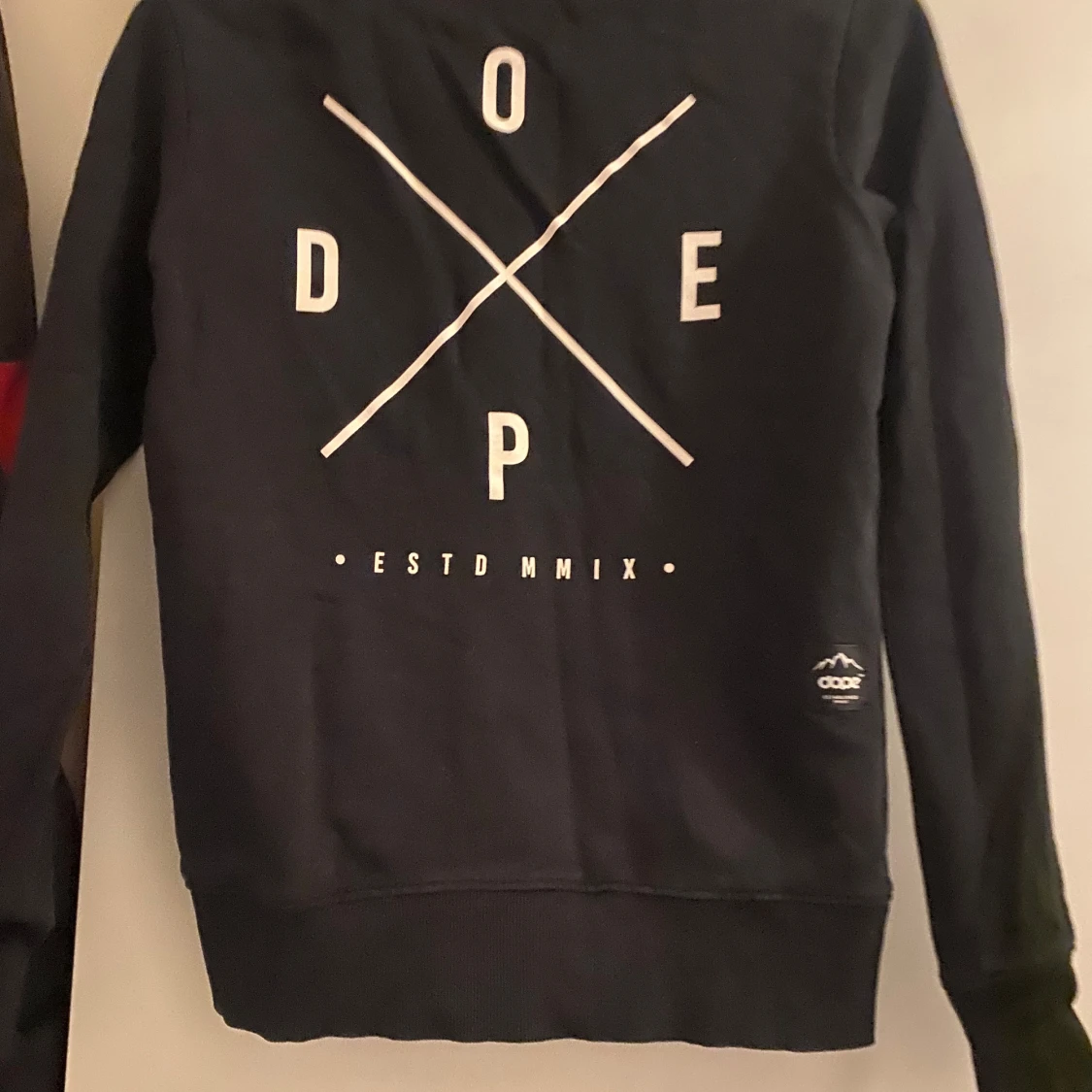 Svart hoodie från Dope med tryck - 1