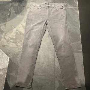 11 protect jeans - 11 protect slim fit, med slitningar, Storlek W33 L32 Hör av dig om du undrar något😁