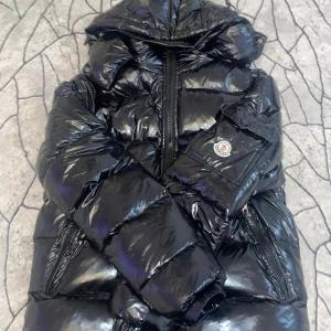 Svart pufferjacka från Moncler - Säljer min svarta Moncler-pufferjacka i storlek 2 (M). Den har en snygg glansig finish. Endast använd några gånger och är i väldigt fint skick. En riktigt snygg och varm jacka som funkar både till vardags och när du vill känna dig extra stilfull. PRIS KAN ALLTID DISKUTERAS VIS SNABBAKÖP!!!