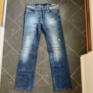 Diesel jeans - Raka Diesel jeans med feta slitningar i modellen MENNIT, storlek W 30 L32. Skriv vid funderingar🙌