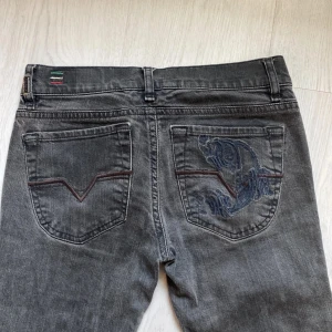 Diesel jeans - Ett par as snygga jeans ifrån diesel. De är använda ett fåtal gånger, nästan nya. De är i storlek W26 L32 men de sitter tight för att vara det. Jag brukar ha storlek 24 och 25 och de passar mig alldeles utmärkt. Nypris är 800