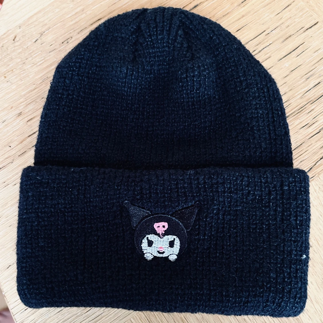 Svart stickad mössa med Kuromi-motiv! - 2