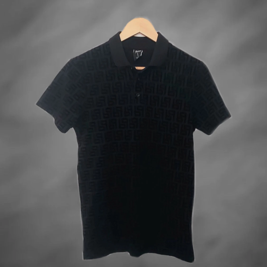 Svart mönstrad pikétröja från Siksilk