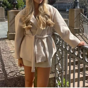 Beige kappa missäy  - Snygg beige kappa med knyte från missäy! Perfekt till hösten 💋 säljer då jag har två likadana, så fint skick! Skriv om du har några funderingar eller är intresserad av att köpa 🫶 säljer billigt då jag vill bli av med jackan🫶