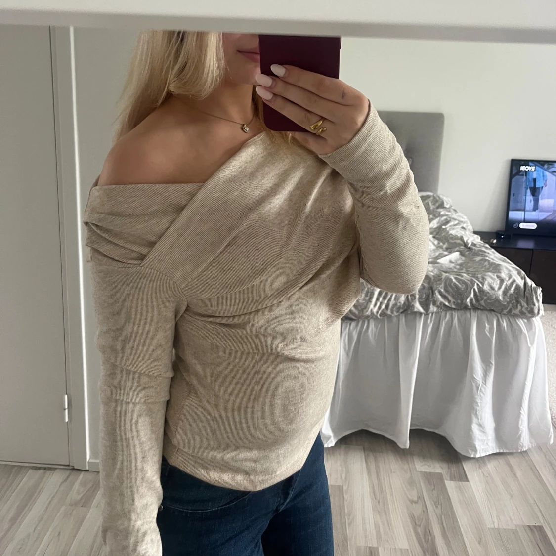 Beige offshoulder stickad tröja