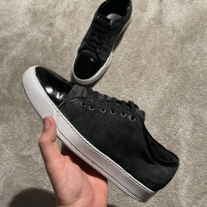 Lanvin Skor med Glans  - Säljer dessa otroligt feta Lanvin skor med glans 9/10. Storlek: uk 8 fits 42/43 Pris är diskuterbart ✅ Bara att höra av dig vid frågor! 5/5 reviews här på Plick ⭐ Fraktar samma dag 📦