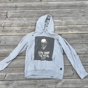 Grå Replay Hoodie - Snygg grå hoodie från Replay i storlek M (passar även S). Skicket är 8/10, försiktigt använd annat än defekten på sista bilden vilket inte alls stör. Hör av er vid frågor eller funderingar 🙏😊
