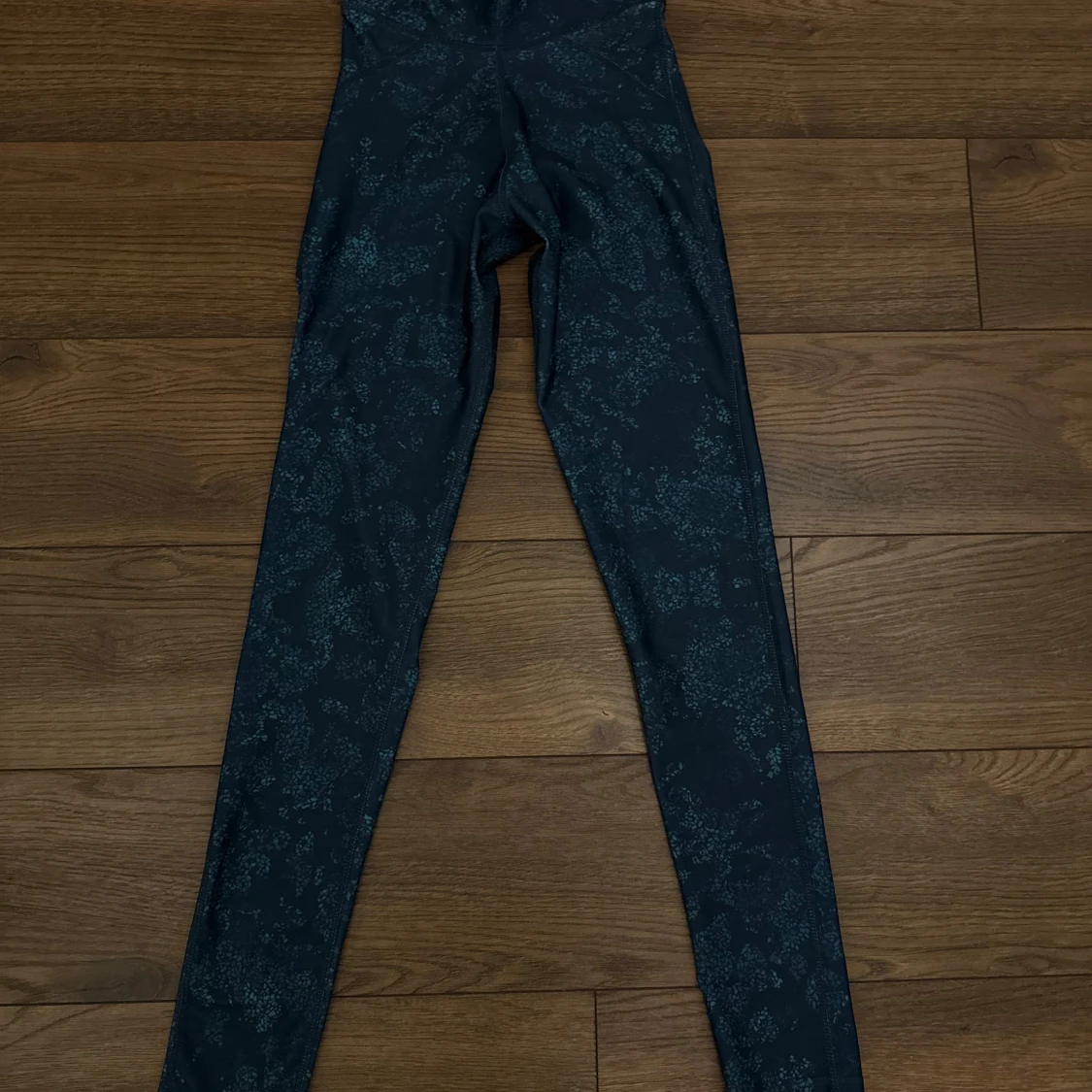 Mörkblå mönstrade leggings från BLACC