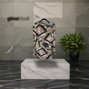 Mönstrad långärmad klänning Gina Tricot - Snygg långärmad kortklänning från Gina Tricot med ett unikt mönster i svart, vitt, gult och rosa. Klänningen har en mjuk känsla tack vare viskosblandningen och sitter skönt på kroppen. Perfekt för dig som gillar statement-plagg med coola detaljer.