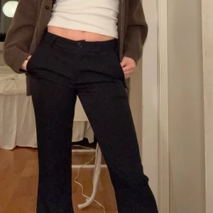 Design by si lågmidjade kostymbyxor  - Så fina kostymbyxor som tyvärr blivit försmå. Stl xs/34🌸 de är snyggt lågmidjade och raka vid benen. Använda litegrann men fint skick i övrigt! 