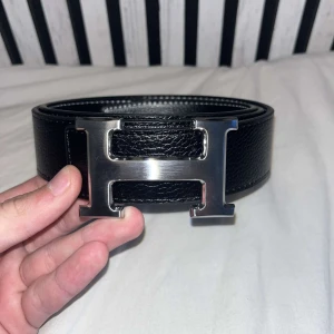 Svart bälte h spänne - 110cm, 5 hål, oanvänd, svart, silver