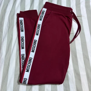 Vinröda mjukisbyxor från Moschino - Helt nya moschino byxor oänväda köpta från Jhonels för 2500 ingår kvitto.