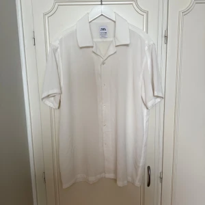 Helt ny vit kortärmad skjorta från Zara - Säljer en stilren vit skjorta från Zara