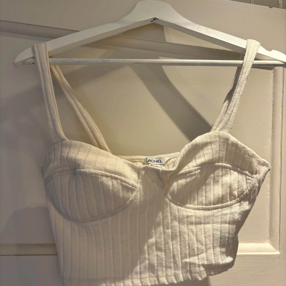 Ribbad vit korsettopp från Monki