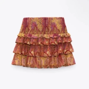 Populär Zara kjol - Jätte fin utsåld Zara kjol, kedjan är trasig men kan gå och laga. Jätte fin och populär!!