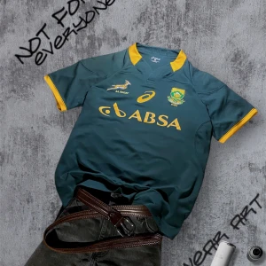 Asics Jersey T-shirt -  Asics i mörkgrön färg med gula detaljer på krage och ärmslut. storlek XL - men passar L/M också lite mer oversize fit vilket är snyggt 