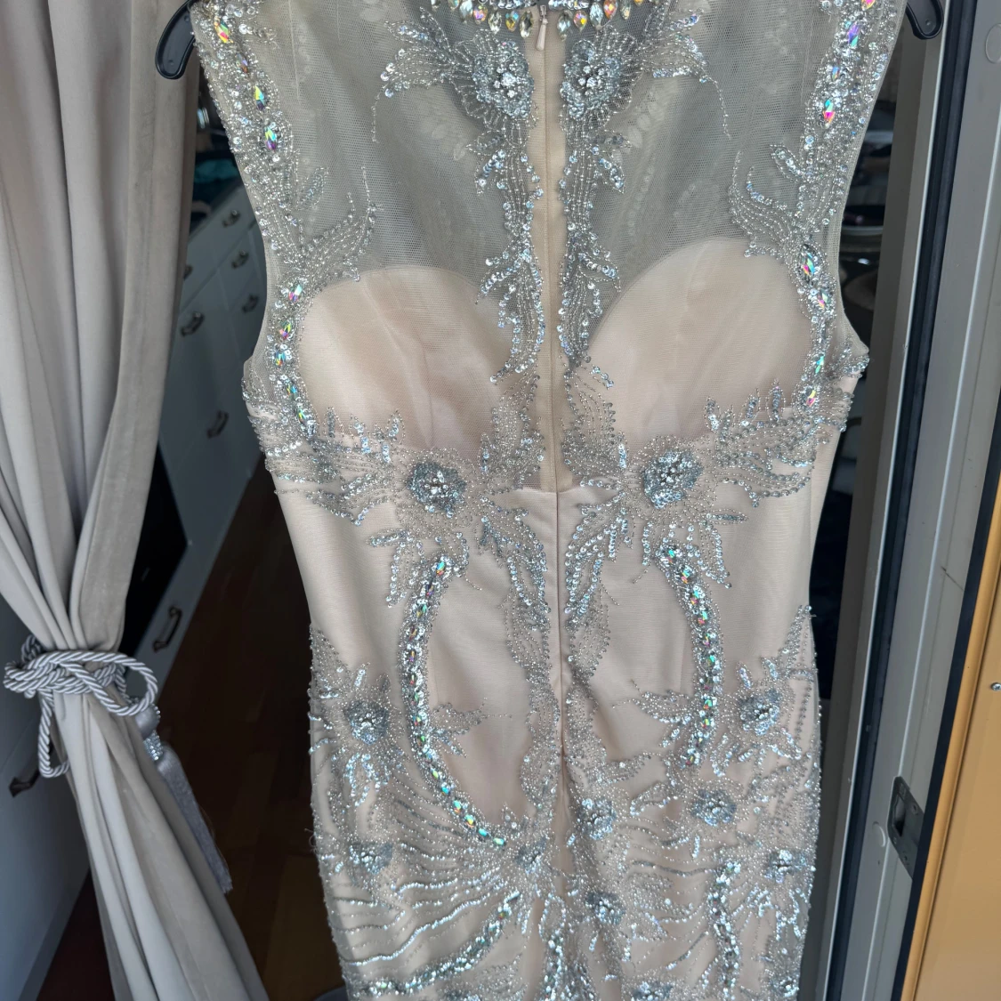 Champagnefärgad glittrig cocktailklänning - 2
