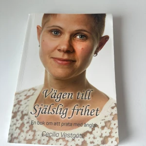Vägen till Själslig frihet - Upptäck hur du kan kommunicera med änglar och få stöd i livets utmaningar! Cecilia Vestgöte delar med sig av sina erfarenheter som medium och ger insikter om personlig utveckling, New Age och andlig frihet. Perfekt för dig som söker inspiration och nya perspektiv. Vissa sidor har blivit lite knöggliga då jag haft boken i väskan. 