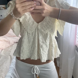 såå söt topp med volang - Supersöt krämvit blus med volanger!💗💗från zara och har bara andvänt fåtal gånger💗skriv om du har några frågor och priset kan diskuteras!💗
