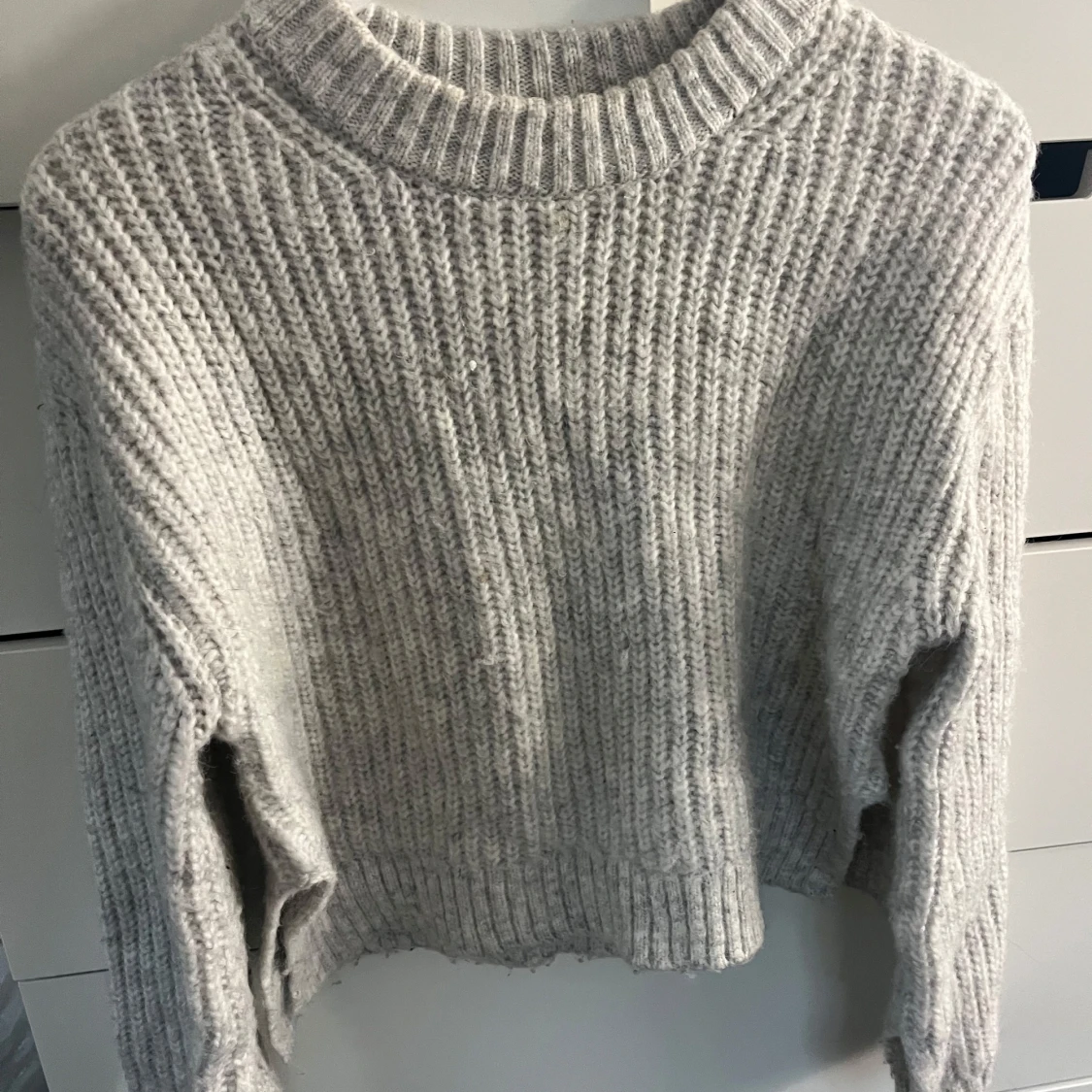 Stickad croppad tröja i blått och grått - 1