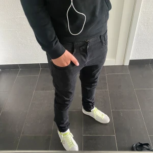 Replay anbass  - Säljer ett par svarta Replay Anbass Hyperflex jeans i storlek 31 i midjan och 32 i längd. De har en slim passform med klassisk femficksdesign och stretchigt material som gör dem riktigt sköna. Snygga detaljer med Replay-logga och diskret look som funkar till allt.