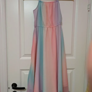 Pastellfärgad långklänning - Klänningen har ett flowigt fall, är ärmlös och har resår i midjan för en bekväm passform. Kjölen har två lager material for extra coverage. 