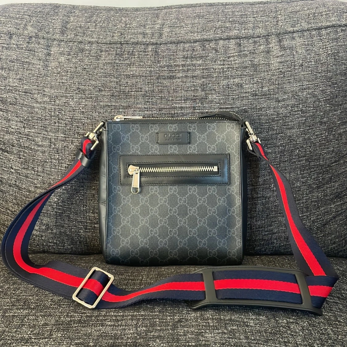 Svart axelväska med mönster