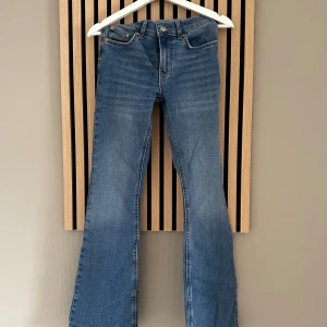 Blå bootcut jeans från Perfect Jeans Gina tricot  - Snygga blå bootcut jeans från Perfect Jeans Gina tricot i klassisk denim. Normal passform och utsvängda ben. Materialet är klassiskt jeans och färgen är mellanblå. 💕 Jättefina! Endast använda fåtal gånger. 