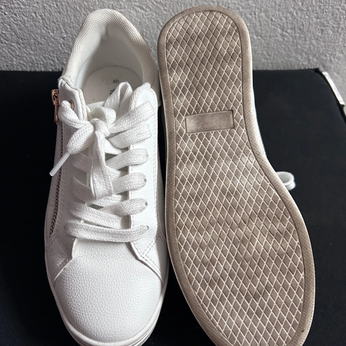 Vita sneakers med gulddetalj och dragkedja - 3