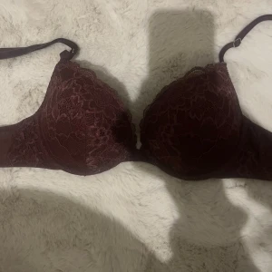 Bh - Säljer då den inte passar mig längre, sällan använd och inga defekter!