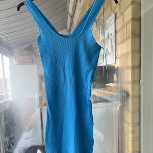 Blå ribbad klänning från NA-KD - Säljer en blå ribbad klänning från NA-KD i storlek S. 