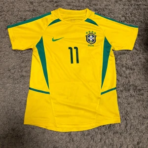 Brasilien Ronaldinho 2002 fotbollströja - Storlek S Använt  Defekter på sista bilden 