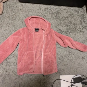 Rosa teddyjacka  - Anvädt få gånger. Mjukt och varm material. 