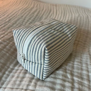 Randig necessär - Storlek S (12,5x8,5x8,5) | Randig necessär med rosa innertyg | Handsydd med min egen label