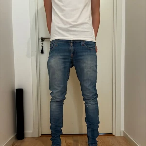 Nudie jeans Grim Tim - Säljer nu dessa riktigt snygga nudie jeans i storlek W27 L32 men midjan sitter mer som W29 ! Passformen är slim/straight!