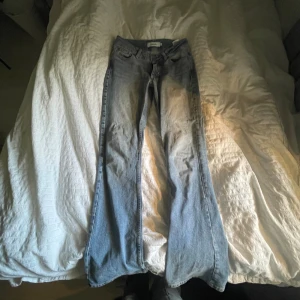 Low waist jeans från junkyard  - Säljer nu dessa fina jeansen från junkyard i storlek xs dom är super fina på och är använda ett fåtal gånger. 