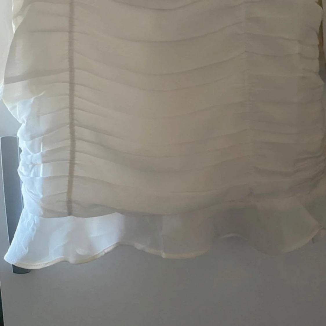 Vit kortklänning med volangärm - 3